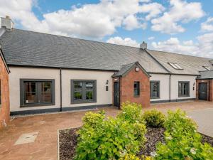 an exterior view of a house with a driveway at 3 Bed in Alexandria oc-88758 in Balloch