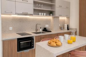 Eine Küche mit einer Arbeitsfläche, auf der eine Schüssel mit Brot steht. in der Unterkunft Ble Residence, Stylish Apartment in Central Panormos in Panormos + 23 Fotos