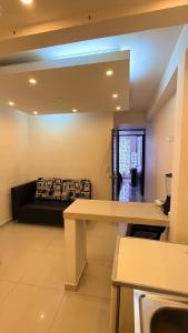 a living room with a couch and a table at Aparta studio Zona Centro in Darién