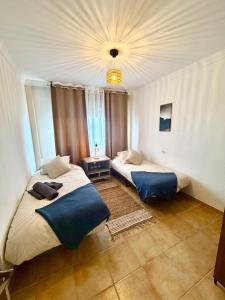 ein Schlafzimmer mit zwei Betten in einem Zimmer in der Unterkunft Duplex Petrales in Tejina