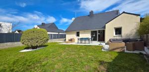 a house with a yard with a couch at Maison Ty Cloclo in Quiberon