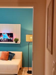 a living room with a couch and a lamp at Cocon Terracotta - Netflix et Parking in Scheibenhard