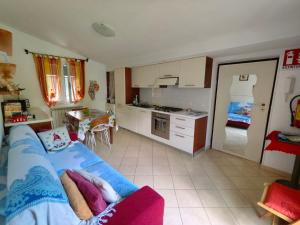 a living room with a couch and a kitchen at Soleluna in Levanto