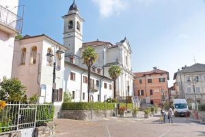 a building with a clock tower in a city at La casetta in Marzio