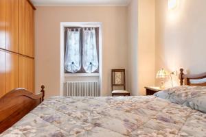 a bedroom with a bed and a window at La casetta in Marzio