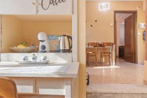a kitchen and dining room with a counter top at La casetta in Marzio