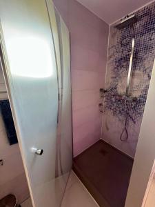 a shower with a glass door in a bathroom at TOUT A PIED Dernier étage Vue imprenable EST-SUD OUEST mer -plage 100m-box in Six-Fours-les-Plages +31 photos
