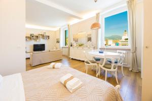 a room with a bed and a table and a kitchen at Mare e Monti in Genoa