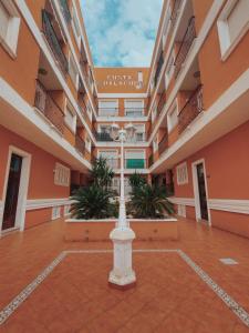an empty courtyard of an apartment building with a column at Casa de ogracia in Rojales
