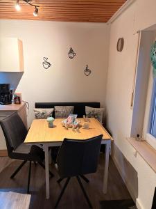 a dining room with a table and some chairs at Nur ein paar Schritte zum Dümmersee in Hüde