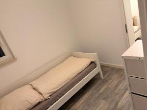 a small bedroom with a small bed in the corner at Nur ein paar Schritte zum Dümmersee in Hüde