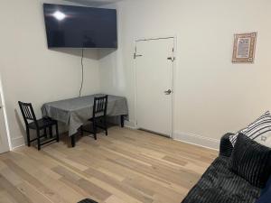 a living room with a table and chairs and a television at Tír na nÓg in Union City