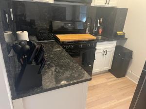 a kitchen with a stove and a counter top at Tír na nÓg in Union City