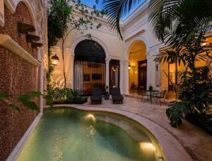 an indoor pool in the middle of a house at La Casa del Centro, Mérida by Cercana in Mérida