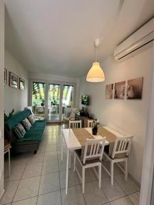 a living room with a table and chairs and a couch at Casa Vacanza “Via Verde” in Rocca San Giovanni