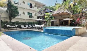 ein Schwimmbad vor einem Gebäude in der Unterkunft Hotel Ikzam Palenque in Palenque
