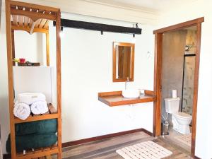 a bathroom with a toilet and a sink at Villa Salgueiro in Lavras Novas