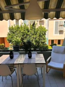a table and chairs on a patio with plants at Casa Vacanza “Via Verde” in Rocca San Giovanni