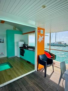 a kitchen and a dining room on a boat at Lagoon Lodge Caraïbes -Lodge flottant sur lagon avec vue mer in Saint-François