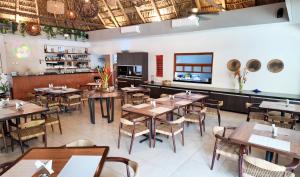 ein Restaurant mit Tischen und Stühlen in einem Raum in der Unterkunft Hotel Ikzam Palenque in Palenque