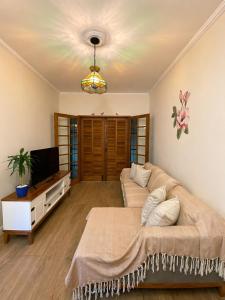 a living room with a couch and a television at Casa Julieta in Serra Negra