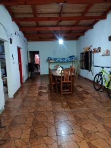 a dining room with a table and chairs in a room at Alojamiento Ceibo en Flor in Esquina