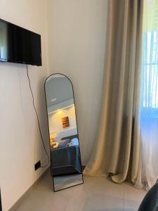 a mirror in the corner of a room with a curtain at Neverland Deluxe in Santa Maria