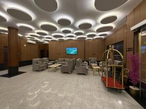 a lobby with a waiting room with chairs and a tv at الجوهرة بارك للشقق المخدومة 7 in Riyadh