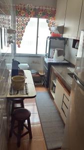 a small kitchen with a table with a bowl on it at Apto completo,1 dorm, pé na areia na Cidade Praia Grande, praia mirim in Praia Grande