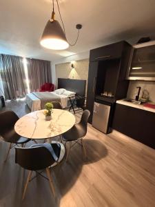 a room with a table and chairs and a bedroom at Apartamento vacacional en el Hotel Dynasty , Habitación tipo Estudio PRIVADO in Porlamar