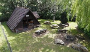 a small cabin with a picnic table and a grill at Ferienhaus Abendstille in Waldbrunn
