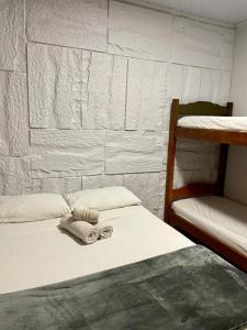 a bedroom with two bunk beds with towels at Ilha Grande Trip Economic in Abraão