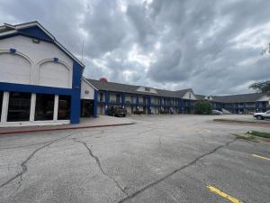 an empty parking lot in front of a building at Skylite Inn in Austin