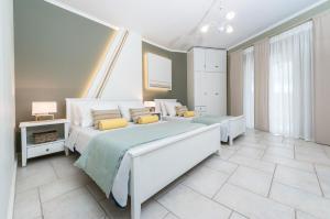 1 dormitorio con 1 cama grande con almohadas amarillas en Arkadia Hotel en Kipseli