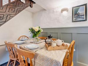 a dining room with a table and chairs at 3 Bed in Ventnor oc-93525 in Niton