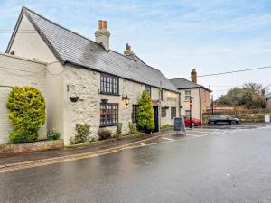 a building on the side of a street at 3 Bed in Ventnor oc-93525 in Niton