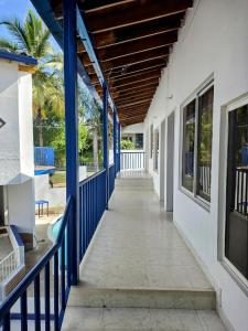ein Hausflur mit blau-weißen Wänden in der Unterkunft Hotel Astoria in Melgar