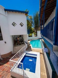ein Swimmingpool im Hinterhof eines Hauses in der Unterkunft Hotel Astoria in Melgar + 11 Fotos
