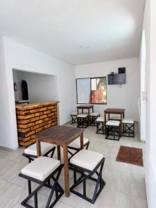 ein Zimmer mit Tisch und Stühlen und einer Küche in der Unterkunft Hotel Astoria in Melgar