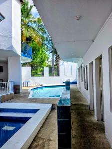 ein Swimmingpool mitten in einem Haus in der Unterkunft Hotel Astoria in Melgar