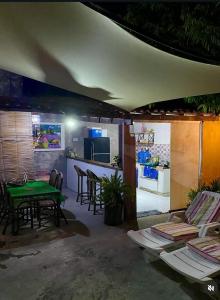 a living room with a green table and chairs at Hostel Itaparica Casa in Itaparica