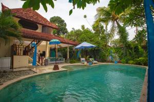 ein Swimmingpool vor einer Villa in der Unterkunft Villa Alam Biru Gardenia in Seminyak
