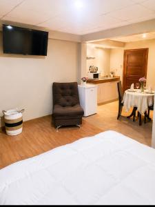 a room with a chair and a table and a kitchen at Precioso Monoambiente Independiente in La Paz