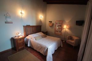 Tempat tidur dalam kamar di Casa Rural la Hojalata
