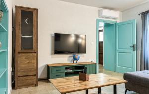 a living room with a flat screen tv and a table at Stunning Home In Krsan in Kršan