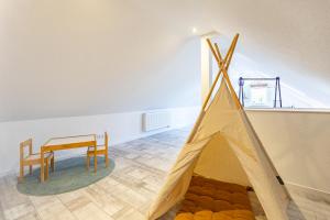 a tent in a room with a table and chairs at Cottage am Deich Whg Mareile in Uelvesbüll