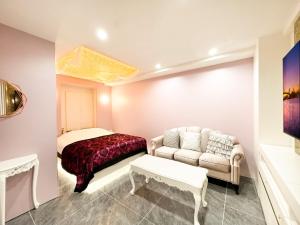 ein Wohnzimmer mit einem Bett und einer Couch in der Unterkunft Hotel ZALA in Kikuna + 70 Fotos