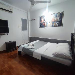 a bedroom with a bed and a painting on the wall at Casa hotel salcon la floresta in Barrancabermeja