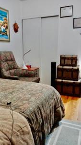 a bedroom with a bed and a couch at Refuge Appartement in Montreal