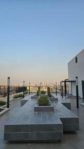 a view of a courtyard with benches and a building at Studio Aurora, Bom Retiro - Anhembi - Com garagem in São Paulo